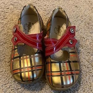 Little girls Primigi dress shoes. Velcro. Size 24. Red gold adorable